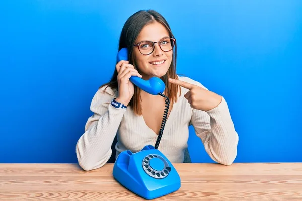 Jonge Kaukasische Vrouw Spreken Vintage Telefoon Glimlachen Gelukkig Wijzend Met — Stockfoto