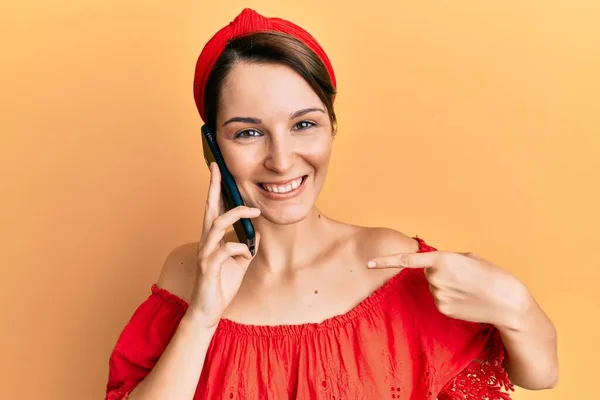 Joven Morena Con Pelo Corto Conversando Hablando Smartphone Apuntando Con — Foto de Stock