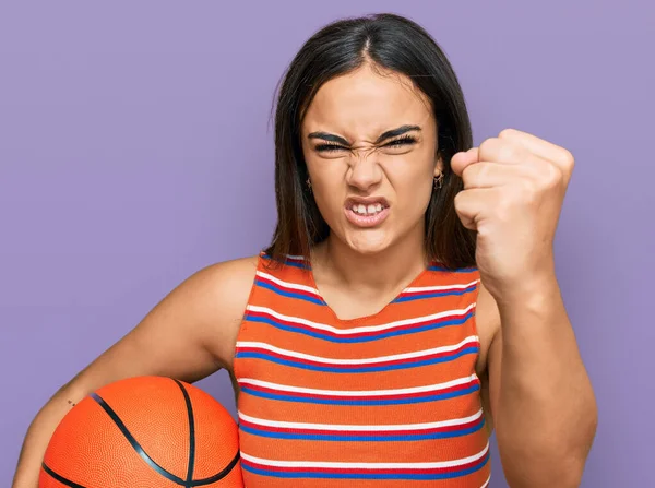 Jeune Femme Brune Tenant Ballon Basket Ennuyé Frustré Criant Colère — Photo