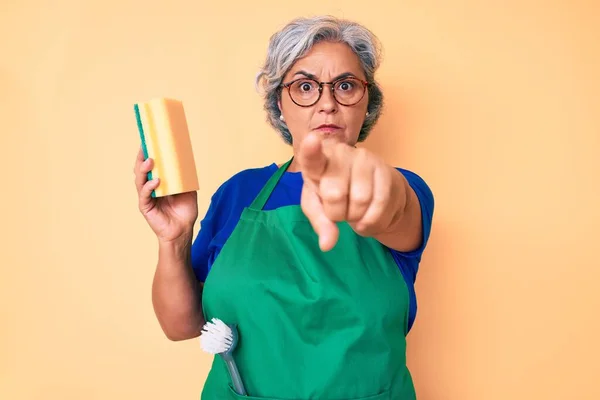 Ältere Hispanische Grauhaarige Frau Mit Schürze Die Mit Dem Finger — Stockfoto