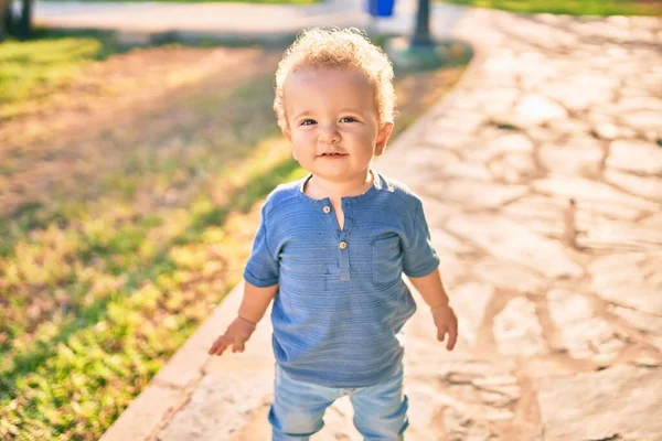 Leuk Gelukkig Jongetje Dat Plezier Heeft Het Park Een Zonnige — Stockfoto