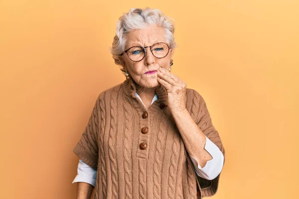 Senior Gråhårig Kvinna Bär Casual Kläder Och Glasögon Röra Munnen — Stockfoto