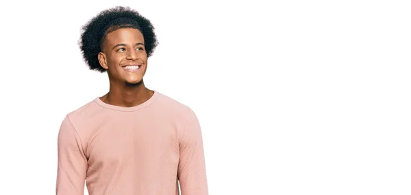 Hombre Afroamericano Con Cabello Afro Vistiendo Ropa Casual Mirando Hacia —  Fotos de Stock