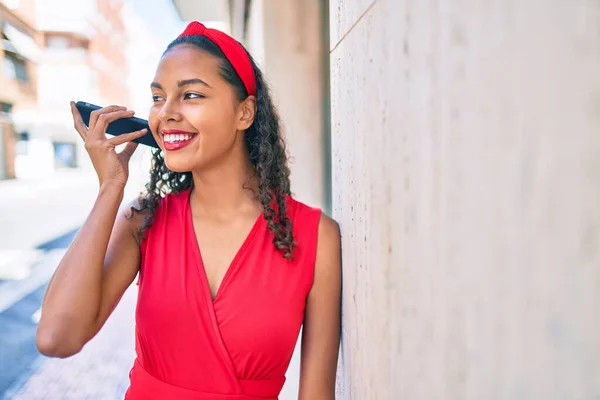 Jovem Afro Americana Sorrindo Feliz Ouvir Mensagem Áudio Usando Smartphone — Fotografia de Stock