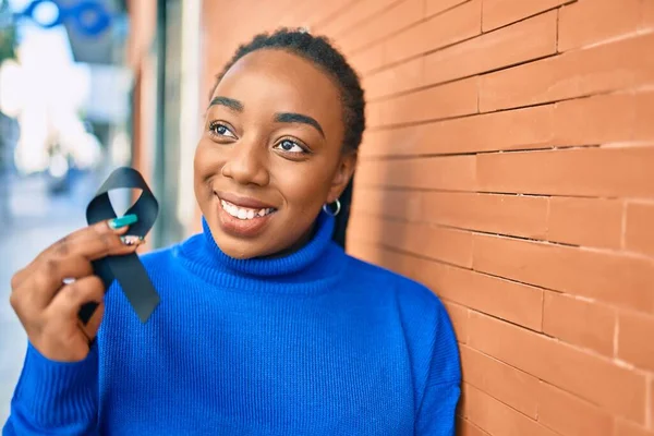 Joven Mujer Afroamericana Sonriendo Feliz Sosteniendo Cinta Negra Conciencia Ciudad — Foto de Stock