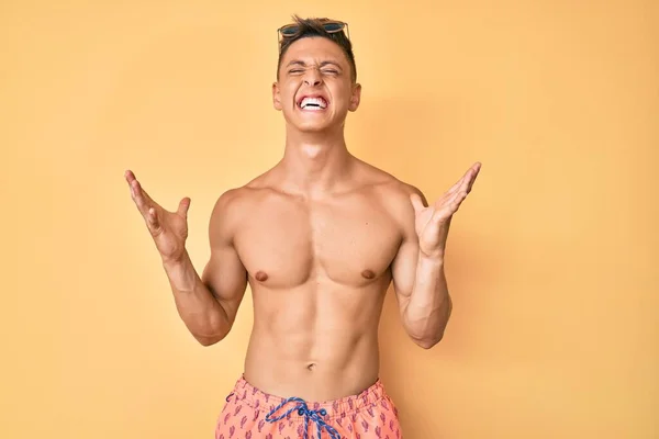 Joven Niño Hispano Usando Traje Baño Sin Camisa Celebrando Loco — Foto de Stock