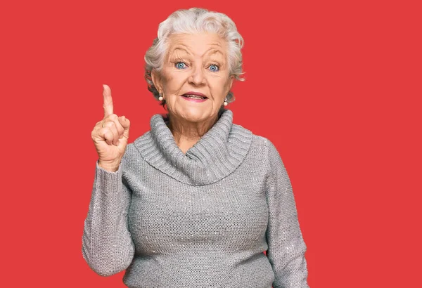 Ältere Grauhaarige Frau Trägt Lässigen Winterpullover Und Zeigt Mit Finger — Stockfoto
