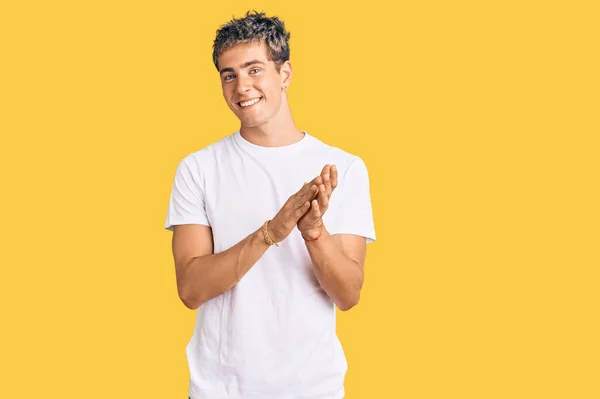 Joven Hombre Guapo Con Camiseta Blanca Casual Aplaudiendo Aplaudiendo Felices — Foto de Stock