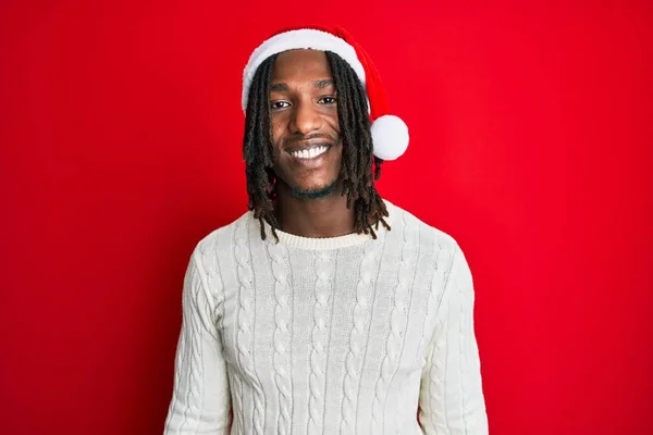 Hombre Afroamericano Con Trenzas Con Sombrero Navidad Con Una Sonrisa —  Fotos de Stock