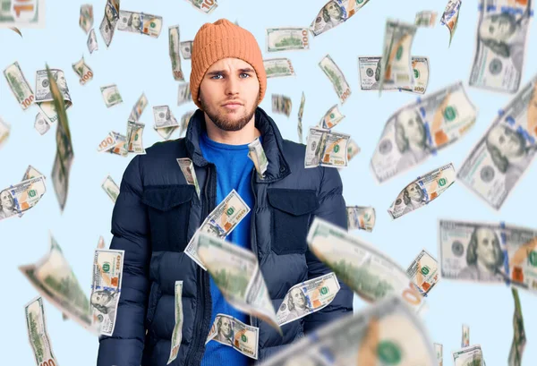 Jonge Knappe Man Winterkleding Met Een Serieuze Uitdrukking Zijn Gezicht — Stockfoto