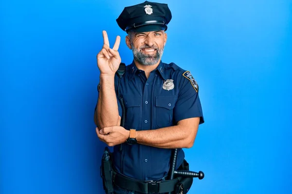 Pohledný Muž Středního Věku Policejní Uniformě Usmívající Veselou Tváří Mrkající — Stock fotografie