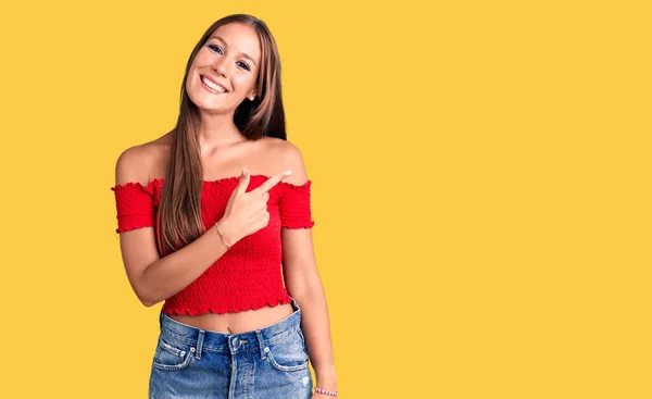 Ung Vacker Latinamerikansk Kvinna Bär Casual Kläder Glad Med Ett — Stockfoto
