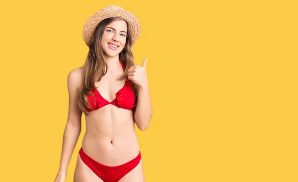 Hermosa Mujer Joven Caucásica Con Bikini Sombrero Verano Sonriendo Feliz — Foto de Stock