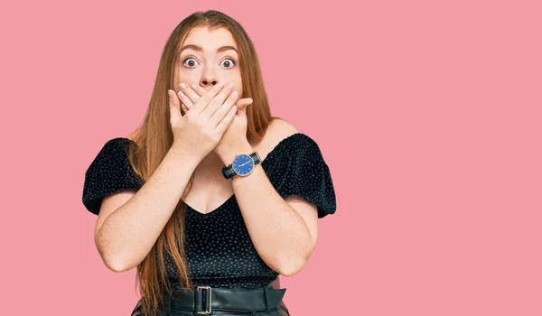 Giovane Bella Rossa Donna Che Indossa Vestiti Eleganti Scioccato Coprendo — Foto Stock