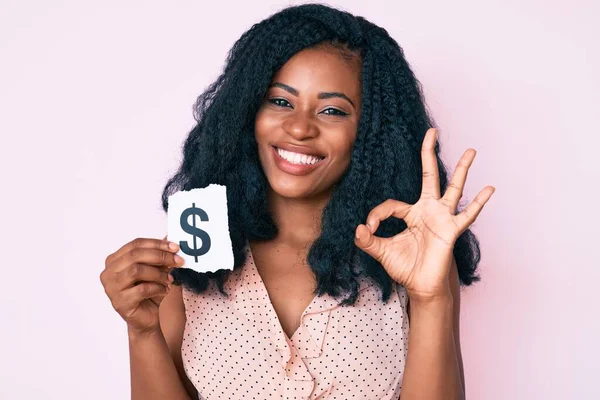 Hermosa Mujer Africana Sosteniendo Papel Símbolo Del Dólar Haciendo Signo —  Fotos de Stock