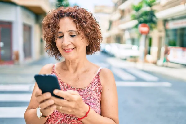 Medelålders Kvinna Ler Glad Med Smartphone Promenader Gatan Staden — Stockfoto