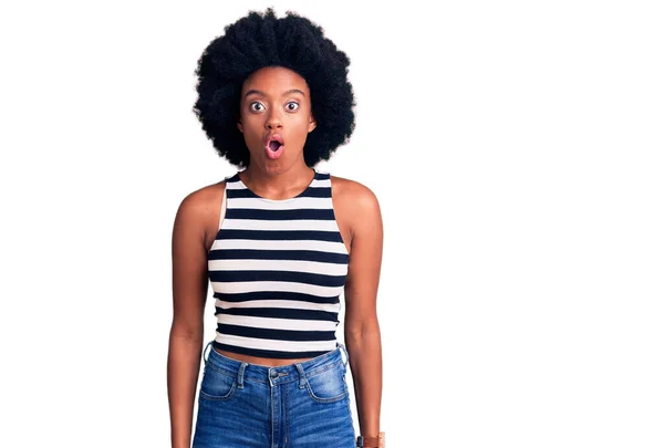 Mujer Afroamericana Joven Con Ropa Casual Asustada Sorprendida Con Boca —  Fotos de Stock