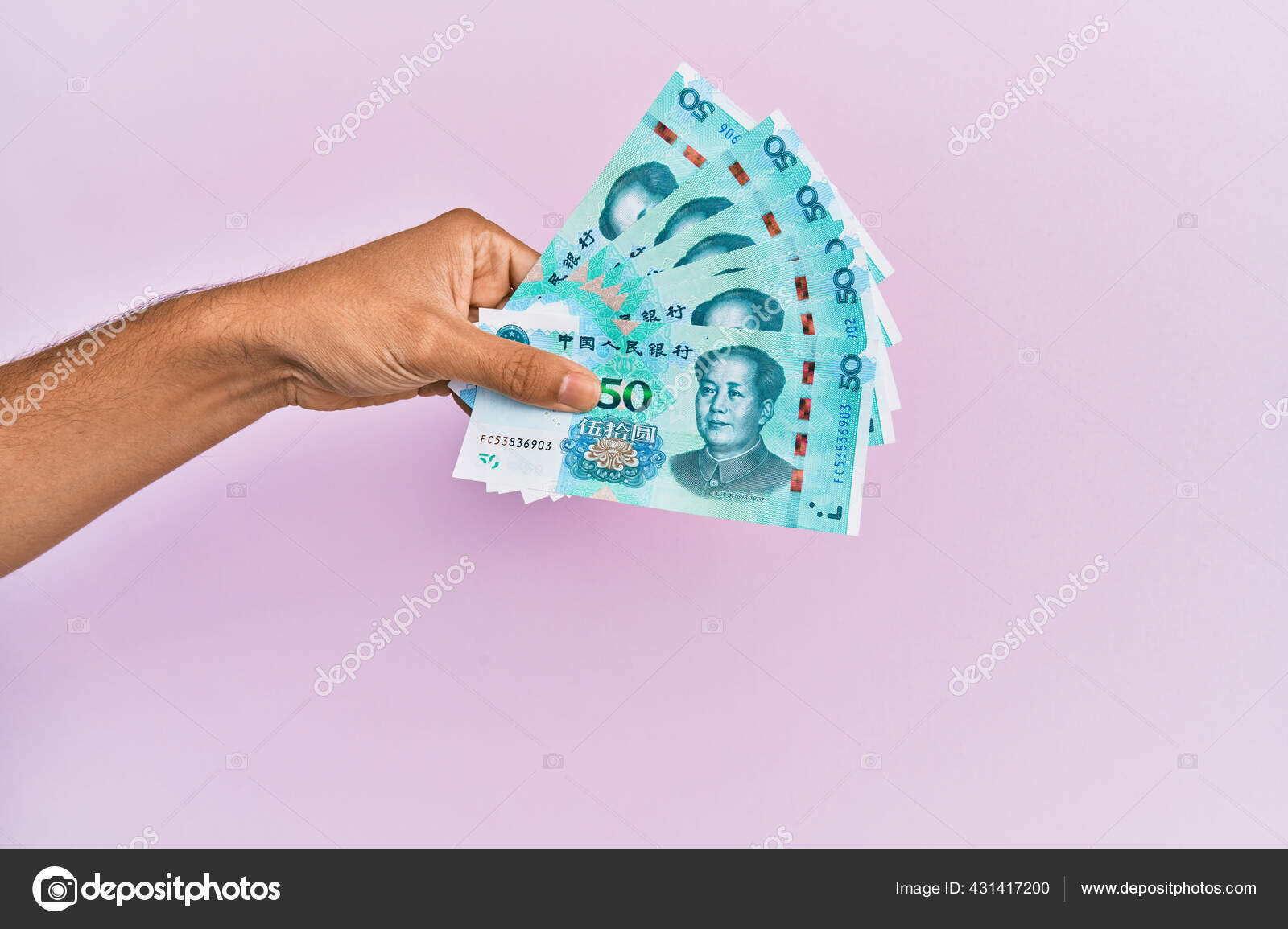 西班牙手拿着50元人民币钞票背景呈粉红色——图库图片© Krakenimages.com #431417200