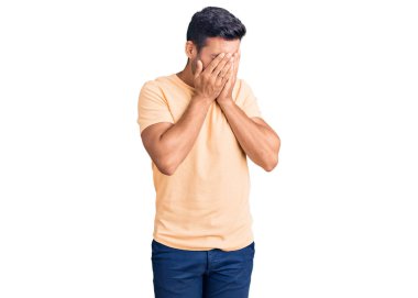 Ağlarken suratını ellerle kapatan, günlük kıyafetler giyen genç İspanyol. depresyon kavramı. 