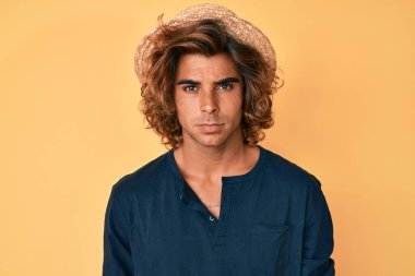 Yazlık şapkalı, kuşkucu ve gergin genç İspanyol bir adam sorun yüzünden surat asıyor. negatif kişi. 