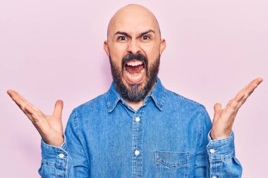 Sıradan kıyafetler giyen genç yakışıklı adam çılgın ve başarıyı kollarını kaldırıp heyecanla haykırarak kutluyor. Kazanan konsept 