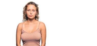 Güzel, beyaz bir kadın, günlük giysiler giyip sıkıntıdan, üzüntüden, kızgın ve korkmuş bir şekilde ağlıyor. hüzünlü ifade. 