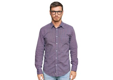 Gündelik kıyafetler giyen, gözlüklü, kuşkucu ve gergin, sorun yüzünden somurtan yakışıklı beyaz bir adam. negatif kişi. 