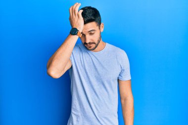 Gündelik giysiler giyen genç İspanyol bir adam hata için el ele tutuşup şaşırdı. Hatayı hatırla. Unuttum, kötü hafıza kavramı. 