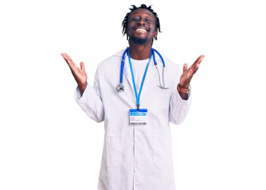 Saç örgülü, doktor steteskobu takan ve kimlik kartı takan genç Afro-Amerikan bir adam kollarını kaldırmış ve gözleri kapalı heyecanla haykırarak başarıyı kutluyor. Kazanan konsept 