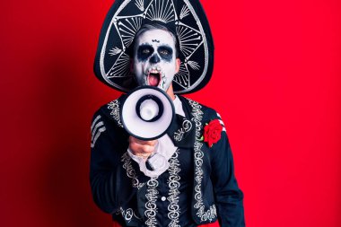 Meksika 'daki geleneksel ayinlerden kalma makyajlı ve megafonla bağıran korkunç bir adam.