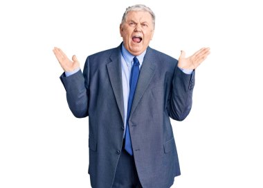 İş ceketi giyen yaşlı gri saçlı adam başarının çılgınlığını kollarını kaldırarak ve gözleri kapalı heyecanlı bir şekilde bağırarak kutluyor. Kazanan konsept 