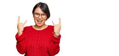 Kısa saçlı, sıradan süveter giyen, gözlüklü çılgın bir ifadeyle bağıran, elleri havada rock sembolü yapan genç, güzel İspanyol bir kadın. Müzik yıldızı. ağır müzik konsepti. 