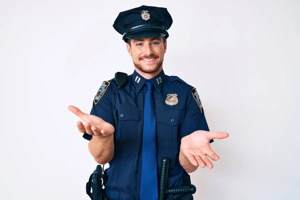 Ung Kaukasisk Man Klädd Polis Uniform Ler Glad Med Öppna — Stockfoto
