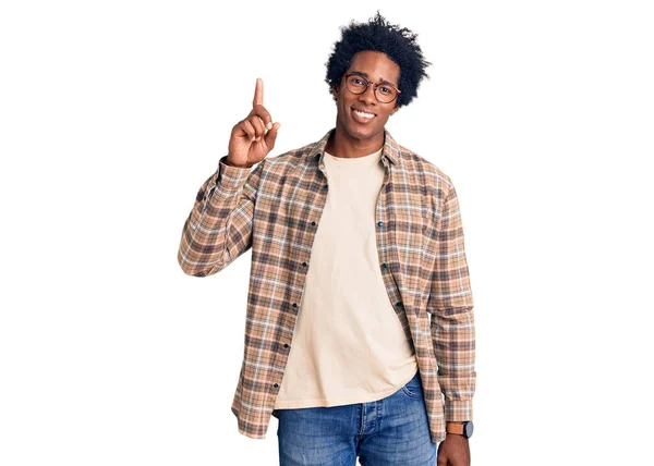 Knappe Afro Amerikaanse Man Met Afro Haar Casual Kleding Bril — Stockfoto