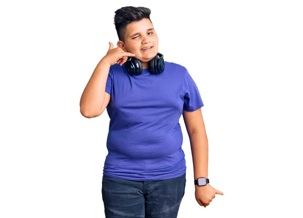 Маленький Хлопчик Слухає Музику Навушниках Посміхаючись Робити Жест Телефону Рукою — стокове фото