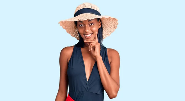 Mladá Afroameričanka Plavkách Letním Klobouku Vypadala Sebevědomě Kameru Usmívala Zkříženýma — Stock fotografie