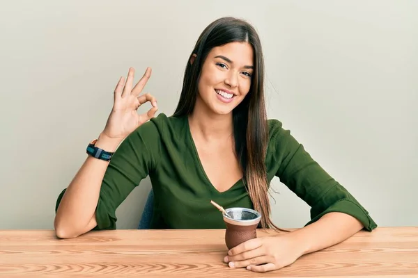 Joven Morena Bebiendo Mate Infusión Haciendo Signo Con Los Dedos — Foto de Stock