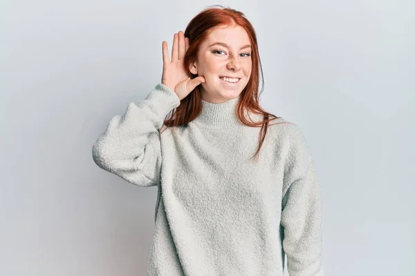 Menina Cabeça Vermelha Jovem Vestindo Camisola Inverno Casual Sorrindo Com — Fotografia de Stock