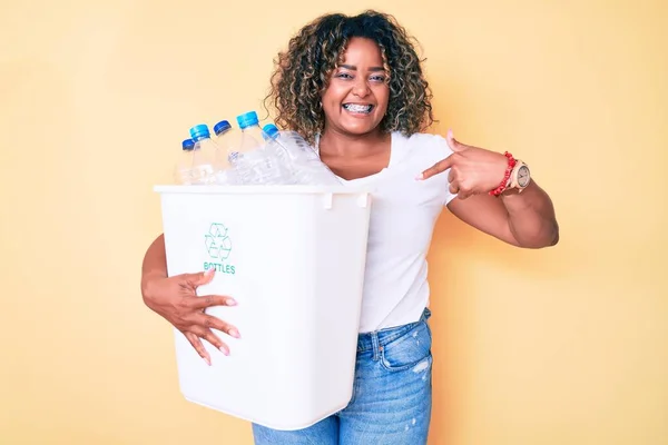 Junge Afrikanisch Amerikanische Size Frau Hält Recycling Papierkorb Mit Plastikflaschen — Stockfoto