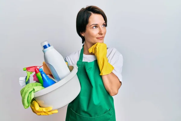 Mujer Morena Joven Con Pelo Corto Llevando Delantal Sosteniendo Productos —  Fotos de Stock