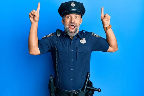 Pohledný Muž Středního Věku Policejní Uniformě Úžasem Překvapením Ukazující Nahoru — Stock fotografie