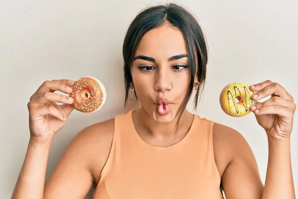 Jonge Brunette Vrouw Holding Smakelijke Kleurrijke Donuts Maken Vis Gezicht — Stockfoto