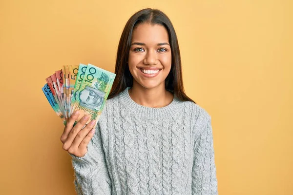 Belle Femme Hispanique Tenant Des Dollars Australiens Regardant Positif Heureux — Photo