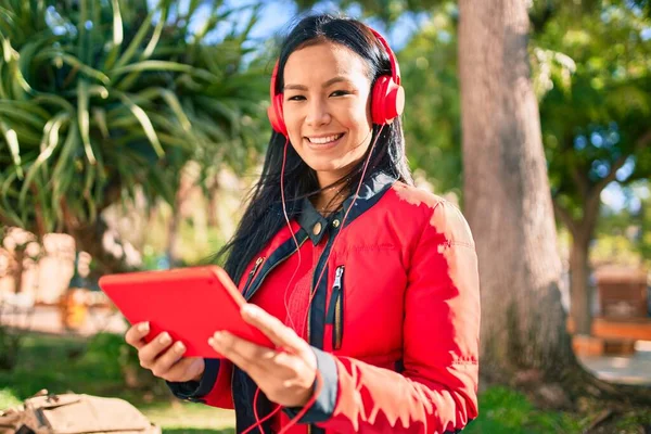 Joven Latina Sonriendo Feliz Usando Auriculares Touchpad Parque —  Fotos de Stock