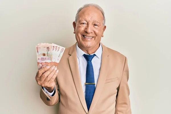 Hombre Caucásico Mayor Sosteniendo Billetes Pesos Colombianos Que Lucen Positivos —  Fotos de Stock