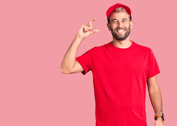 Jovem Homem Loiro Bonito Vestindo Camiseta Boné Sorrindo Confiante Gesto — Fotografia de Stock