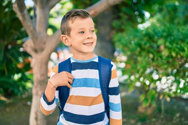 Dorable Kavkazský Student Chlapec Usměvavý Šťastný Stojící Parku — Stock fotografie
