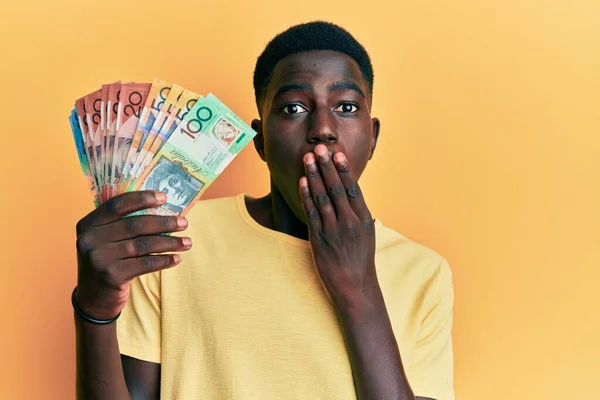 Νεαρός Αφροαμερικάνος Που Κρατάει Αυστραλιανά Δολάρια Καλύπτοντας Στόμα Χέρι Σοκαρισμένος — Φωτογραφία Αρχείου