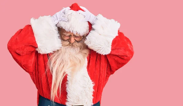 Starý Muž Šedivými Vlasy Dlouhými Vousy Tradičním Kostýmu Santa Clause — Stock fotografie