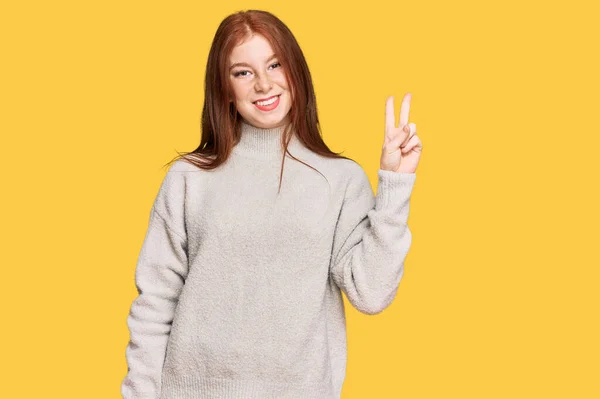 Jóvenes Leen Cabeza Mujer Con Suéter Casual Invierno Sonriendo Con —  Fotos de Stock